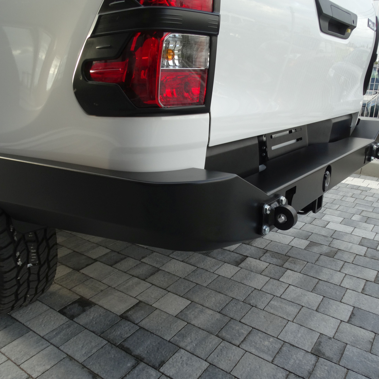 ZDERZAK TYLNY DŁUGI (belka haka z kwadratką w zestawie) Toyota Hilux